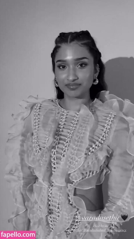 Varada Sethu schöne nacktheit bild