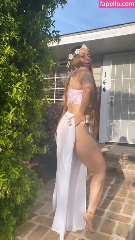 Jasmine Sandlas model exklusive galerien