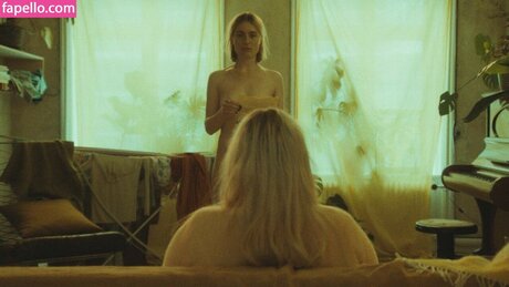 Saraklein heiße nackt fotos