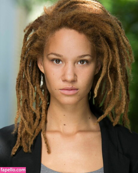 Ayoola Smart model beste bilder