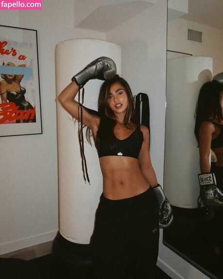 Rayna V model nackt fotos