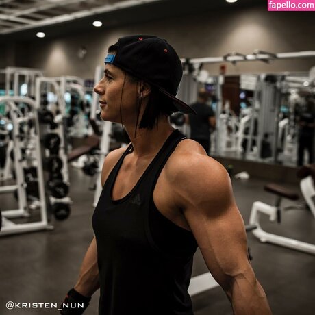 Kristen Nun model pornografische fotos