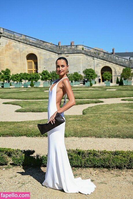 Alexandra Saint Mleux nacktheit galerien