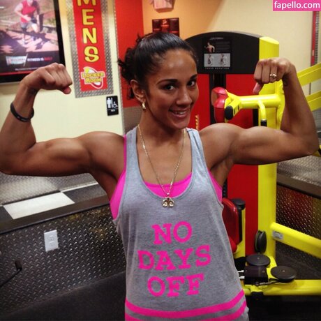 Amanda Serrano model akt foto