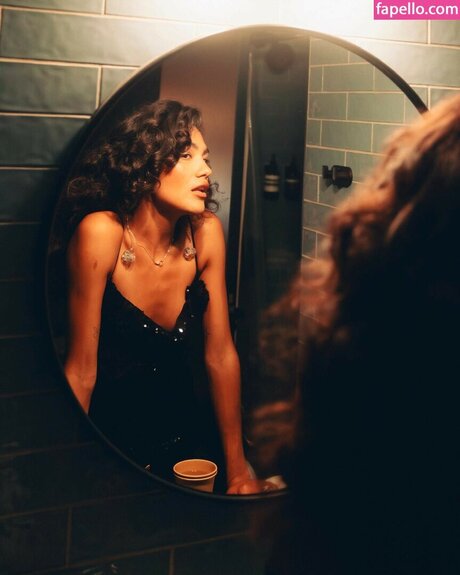 Olivia Dean sexy top bilder