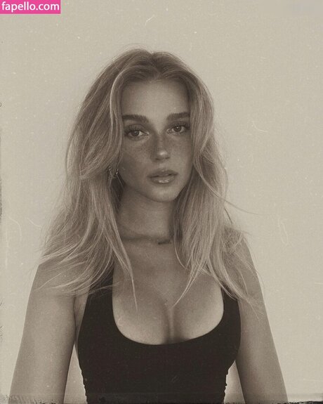 Lara Spengler sexy nackte galerie