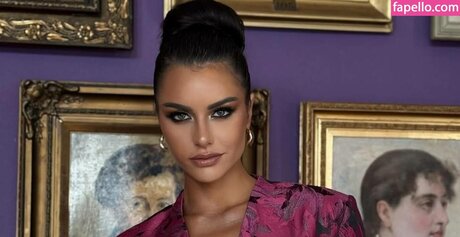 Emilia Dides schöne erwachsene fotos