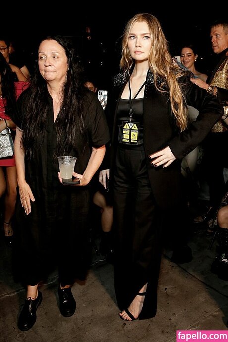 Anna Delvey hd erwachsene foto