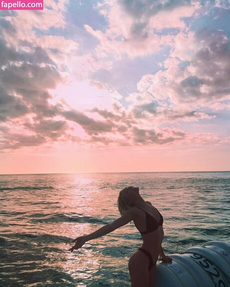 Taylor Hickson erotische heiße bilder