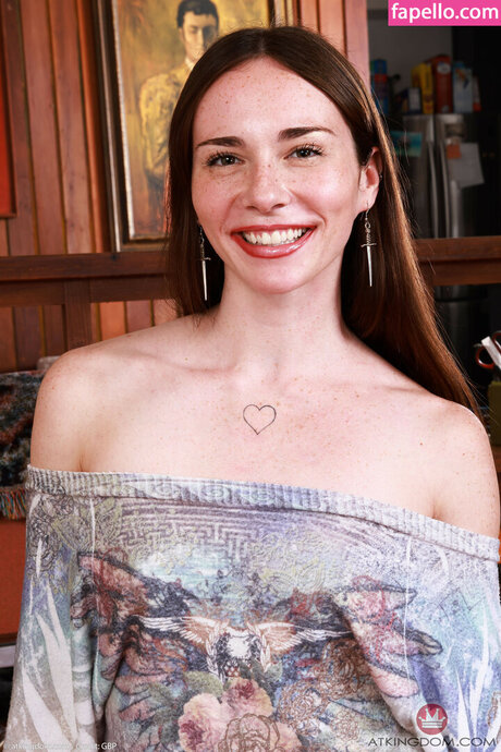 Tess Thompson model nackte bild