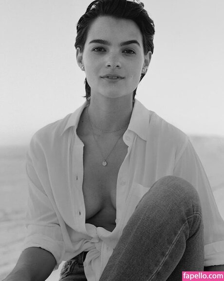 Brianna Hildebrand nacktheit kunst archiv