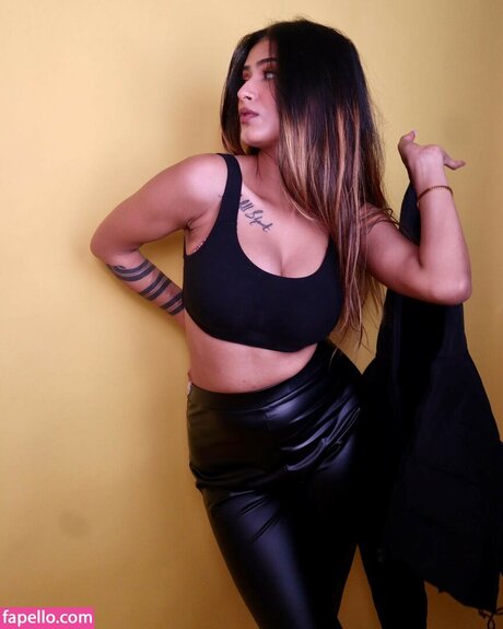 Shambhavi Singh exklusive top bilder