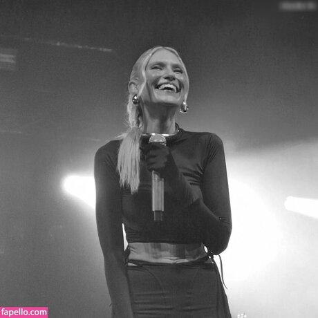 Carolin Niemczyk schöne nackt galerie