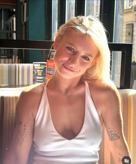 Luceoliviaxo schauspielerin perfekte fotos