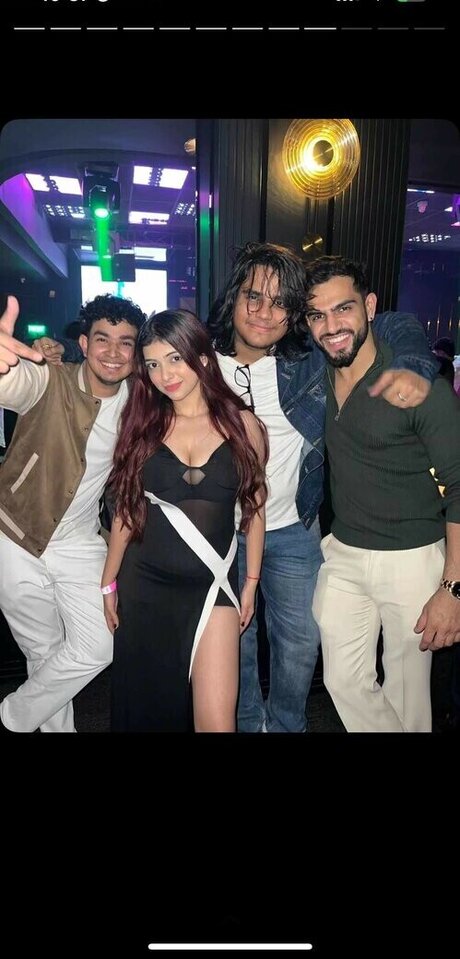 Riya Pandey erwachsene perfekte bild