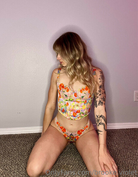 brookeviolet exklusive freie bild