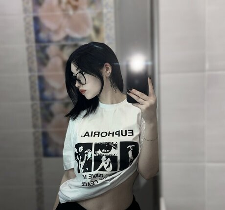 su ga r ik schauspielerin akt bild