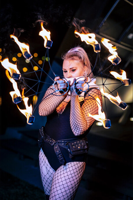 Cyra The Fire Sorceress sexy nackten bilder