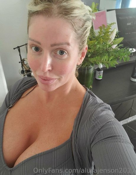 Alura Jenson schauspielerin perfekte galerie