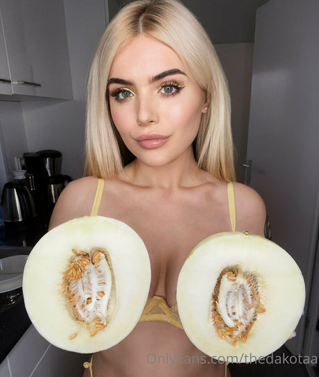 thedakotaa schauspielerin perfekte galerie