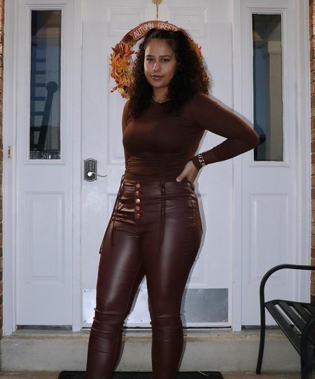 asiatischer dreier onlyfans exklusive kunst fotos