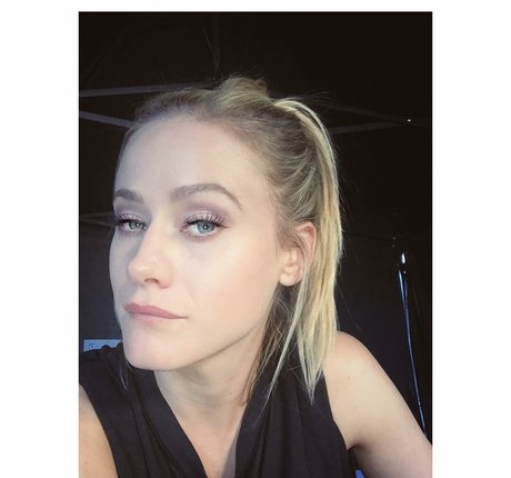 Olivia Taylor Dudley xxx erwachsene bild