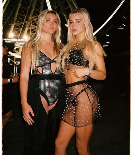 Livvy Dunne model kunst galerie