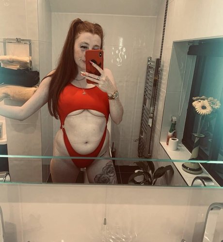 Molly Capper model nackt foto