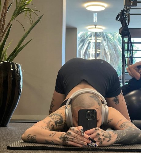 Siiickbrain model freie fotos