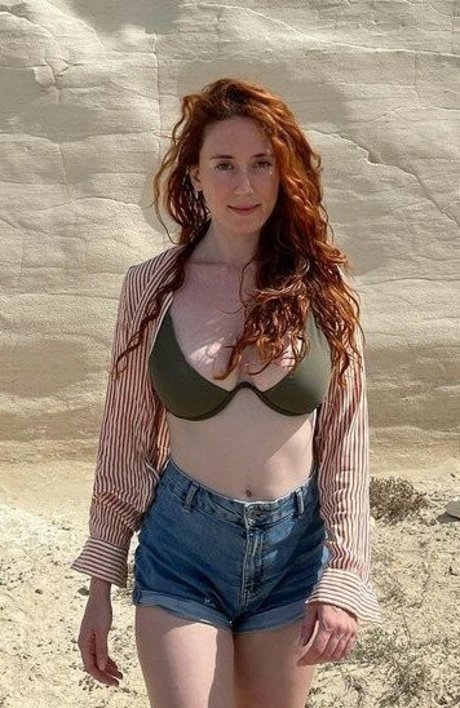 Madeleine Baldachino hübsche akt bilder