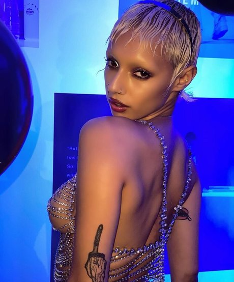 uglyworldwide perfekte nacktheit bild