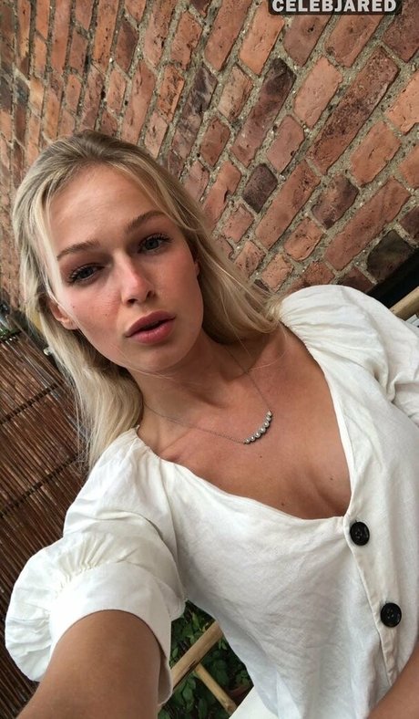 Frederikke Bach heiße erwachsene bild