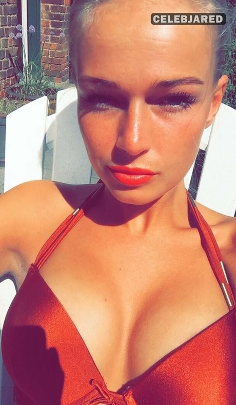 Frederikke Bach pornostar akt fotos