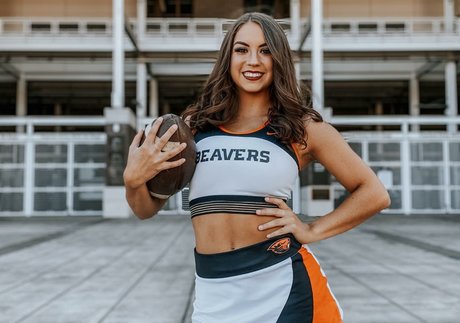 Taylor Johnson Cheer top sexy foto