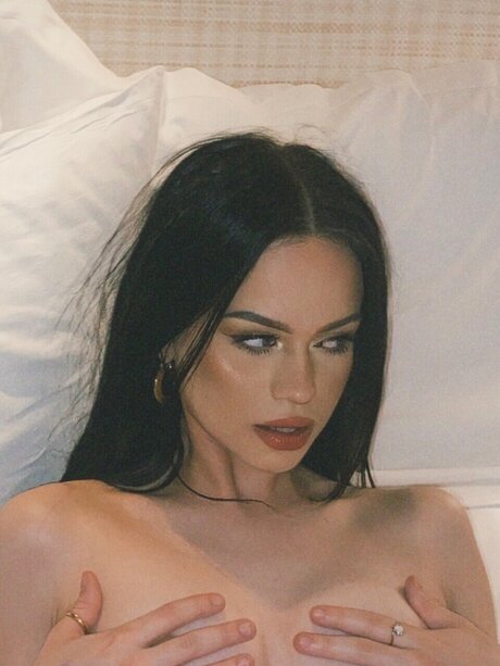 Baby Bella_ model nackt foto