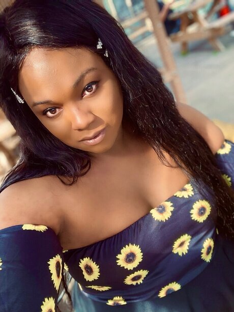 Raven Ellaine freie exklusive bild