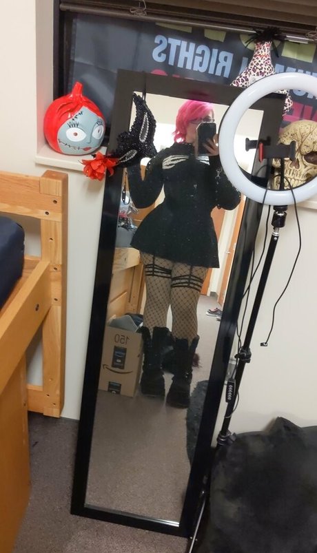 blonde spritzende onlyfans nacktheit kunst bild