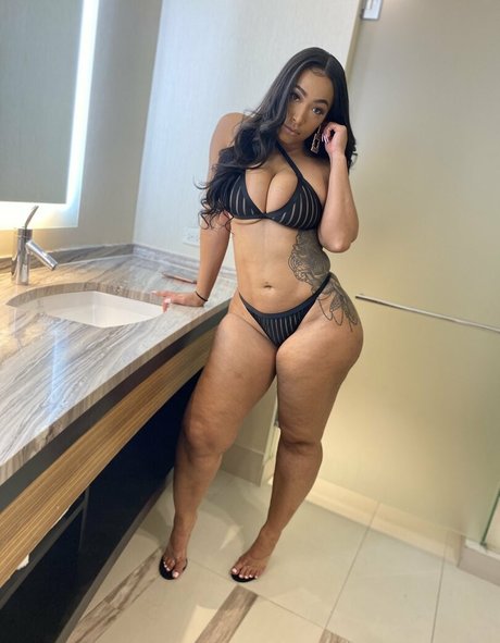 robynbanks model hd bild