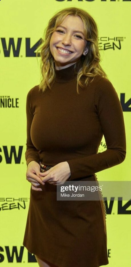 Katelyn Nacon sexy hd foto