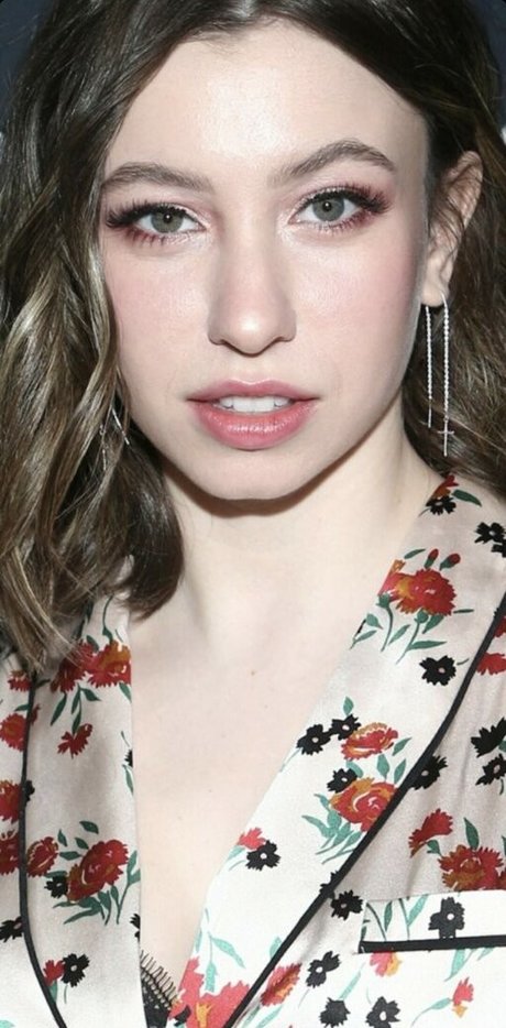 Katelyn Nacon heiße akt bilder