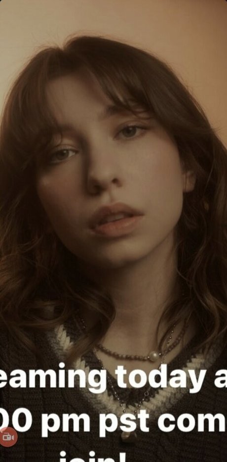 Katelyn Nacon top galerie