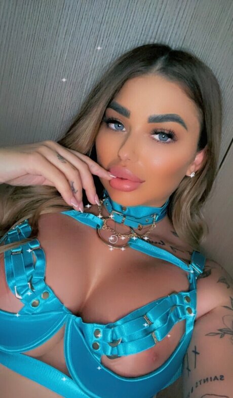 Curvy Tattooed Goddess nackten foto