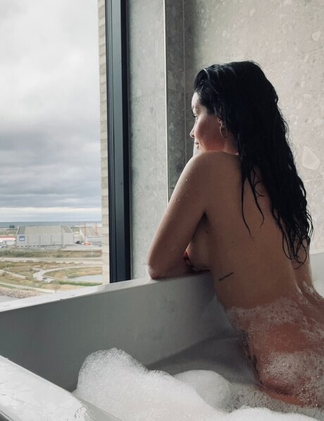 miss piercing nacktheit kunst galerien