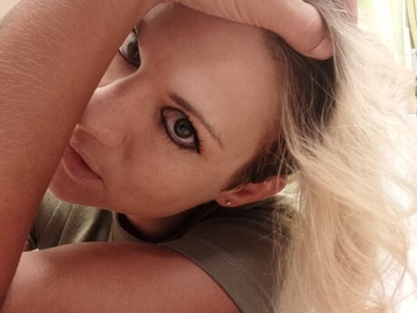 Toni Sky sexy hd bilder