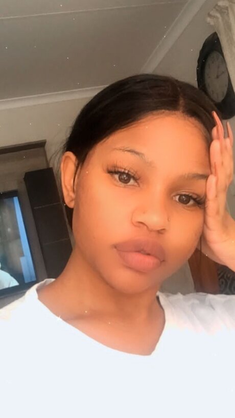 LindiweHlophe hübsche exklusive archiv