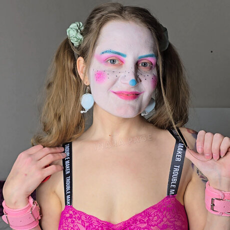Inara Page aka Squishy the Clown Girl xxx erotische foto