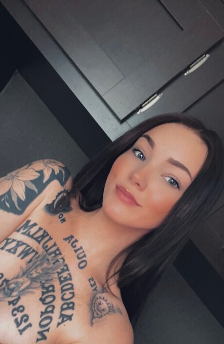 Avrie freie akt bilder