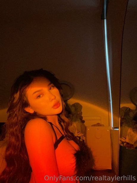 Tayler Hills perfekte top fotos