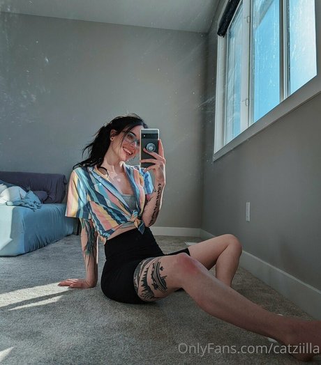 Catziilla erwachsene nacktheit archiv