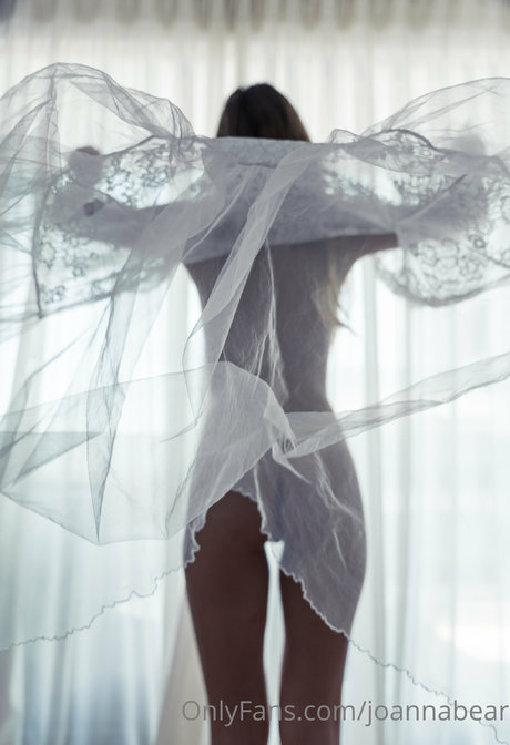 JoannaBear model top bild